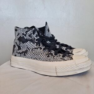 Black a white converse